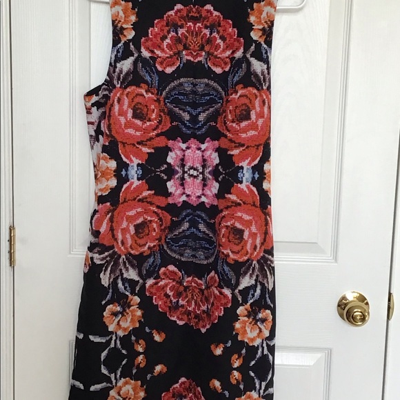 Lightweight summer dress with beautiful red flowers - Picture 2 of 3